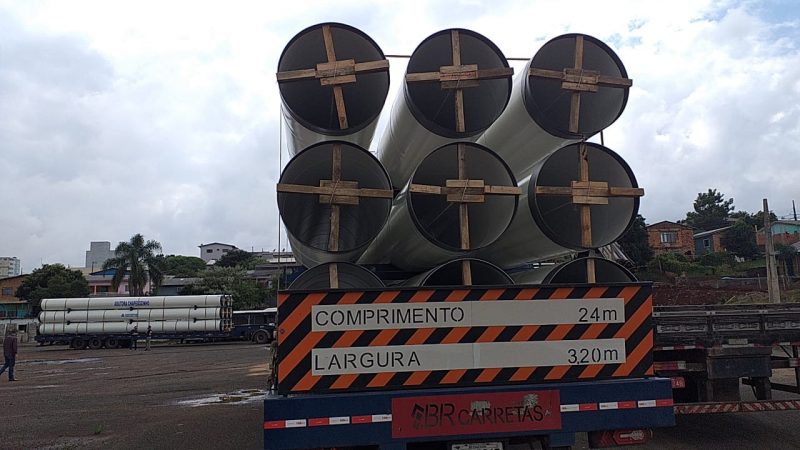 Com a chegada dos tubos iniciam as obras da macroadutora da Casan – Foto: Jair Correia/NDTV/Divulgação ND
