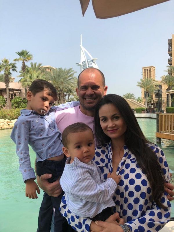 Andressa Stanck Ribeiro com o marido Bernardo (ambos vacinados) e os filhos nos Emirados Árabes Unidos – Foto: Arquivo pessoal/ND