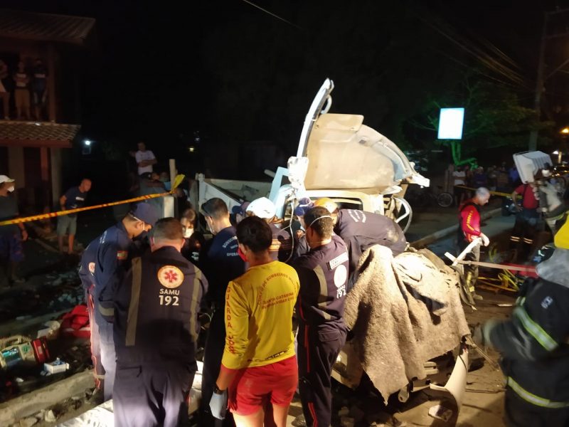 Estiveram no local do acidente, duas ambul&acirc;ncias do SAMU, uma caminh&atilde;o dos Bombeiros, viaturas da PM, viaturas dos Bombeiros e o Arcanjo-01 – Foto: Corpo de Bombeiros de SC