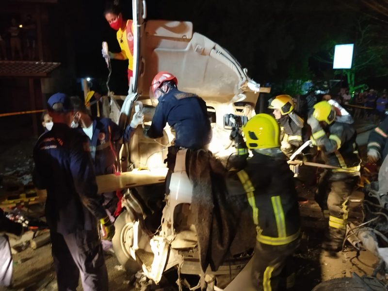 O acidente deixou tr&ecirc;s pessoas feridas, sendo uma delas em estado grave – Foto: Corpo de Bombeiros SC/Divulga&ccedil;&atilde;o