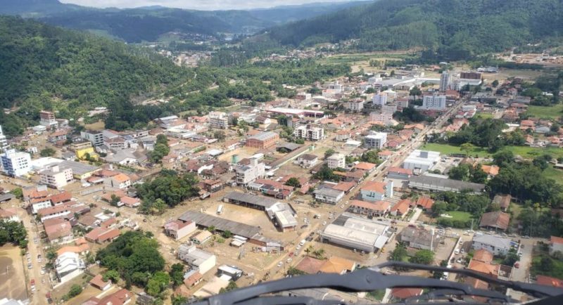 Na noite do dia 16 de dezembro de 2020 uma forte enxurrada atingiu o Alto Vale do Itajaí e deixou 21 pessoas mortas. A cidade mais atingida foi Presidente Getúlio, onde 18 moradores perderam a vida. Seis meses depois, a reportagem do Grupo ND voltou ao local para mostrar como está o processo de reconstrução da cidade. – Foto: Divulgação/Corpo de Bombeiros de SC