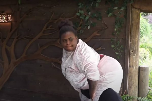 Sempre que terminava alguma tarefa doméstica, a cantora pedia para ninguém bagunçar, porque ela não era nenhuma vagabunda para ficar arrumando. “”Ah, não! Eu devo ser alguma vagabunda mesmo”, dizia ela quando via a bagunça já feita – Foto: Record TV/Reprodução