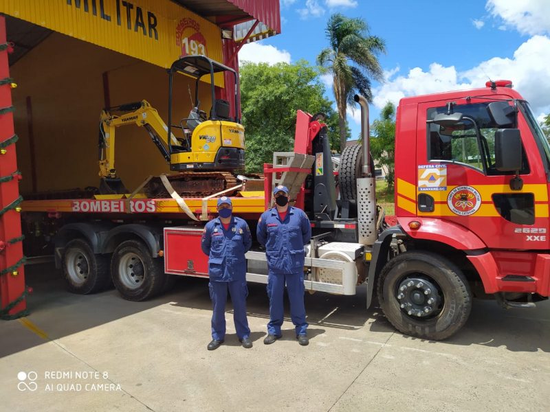 Mini-escavadeira e soldados foram para Presidente Get&uacute;lio. – Foto: Corpo de Bombeiros/Divulga&ccedil;&atilde;o