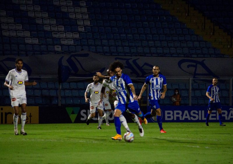 Vald&iacute;via, em finaliza&ccedil;&atilde;o na primeira etapa. Jogo entre Ava&iacute; e Cruzeiro morno na primeira etapa. – Foto: Andr&eacute; Palma Ribeiro/Ava&iacute; FC
