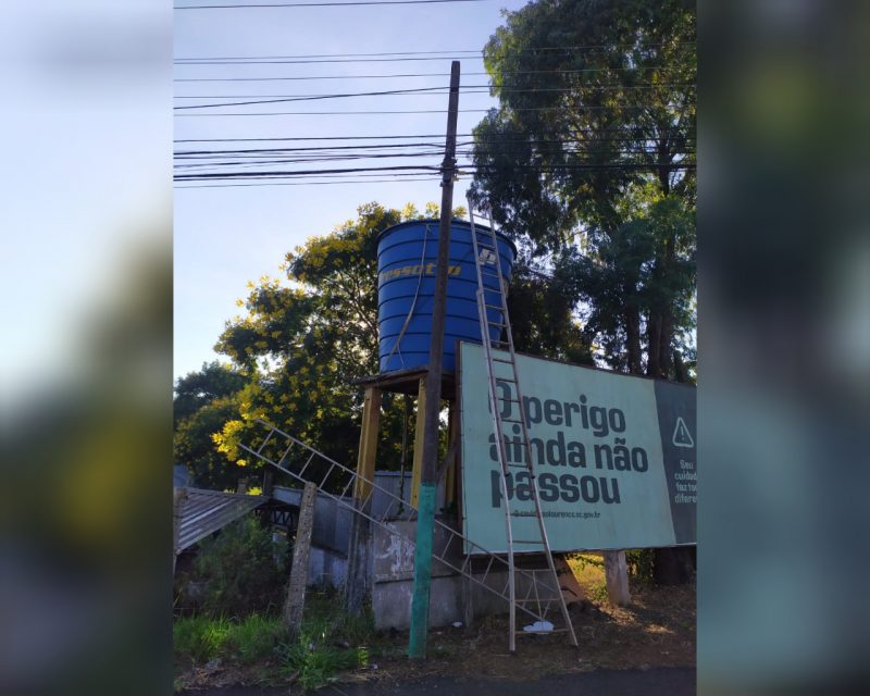 Trabalhador de 41 anos caiu no momento em que recebeu a descarga el&eacute;trica – Foto: Corpo de Bombeiros/Divulga&ccedil;&atilde;o/ND