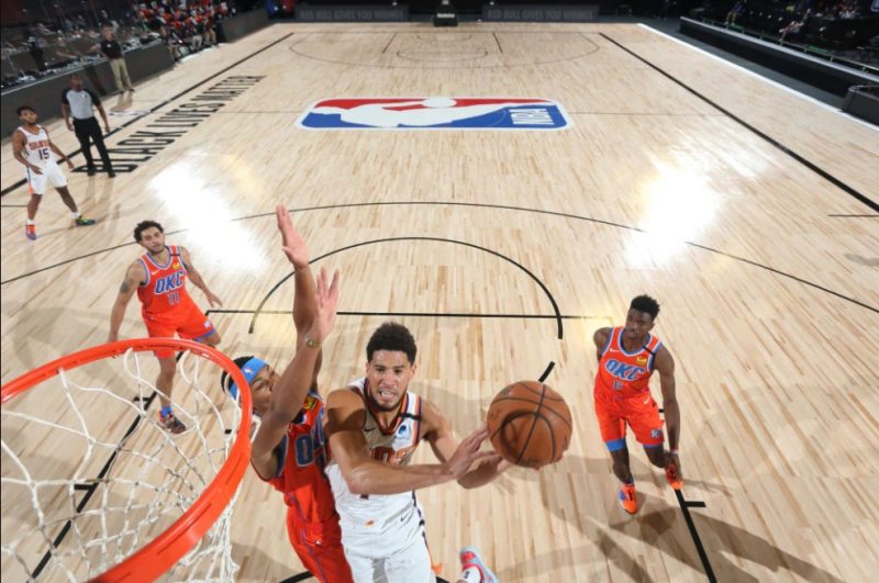 Devind Booker vai para atabela em partida contra o OKC
