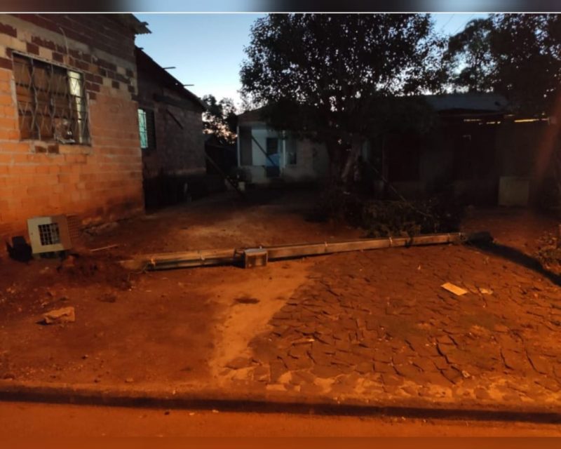 Poste caiu sobre a crian&ccedil;a quando ela brincava em um balan&ccedil;o – Foto: Pol&iacute;cia Militar/Divulga&ccedil;&atilde;o/ND