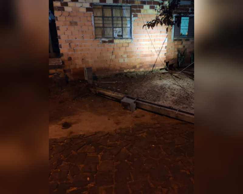 Balan&ccedil;o estava amarrado no poste no momento em que o menino de 5 anos brincava – Foto: Pol&iacute;cia Militar/Divulga&ccedil;&atilde;o/ND