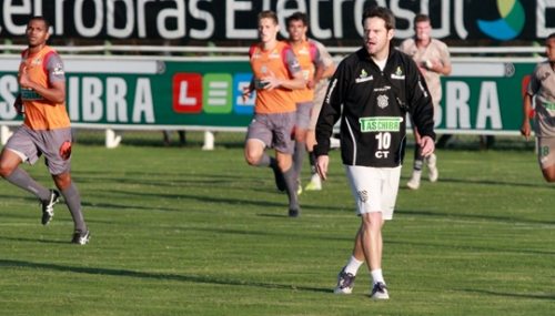 Argel Fuchs &agrave; &eacute;poca treinador do Figueirense; folcl&oacute;rico profissional vai atuar na 3&ordf; divis&atilde;o de Portugal – Foto: Daniel Queiroz/Arquivo/ND