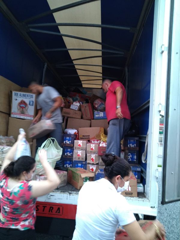 Entre os produtos, foram doadas roupas, alimentos e água – Foto: Divulgação
