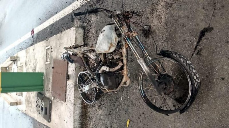 motocicleta pega fogo após acidente 