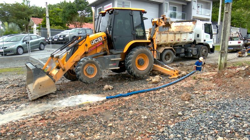 T&eacute;cnicos trabalham no local para resolver o vazamento – Foto: Alphonsus Stofonelli/NDTV
