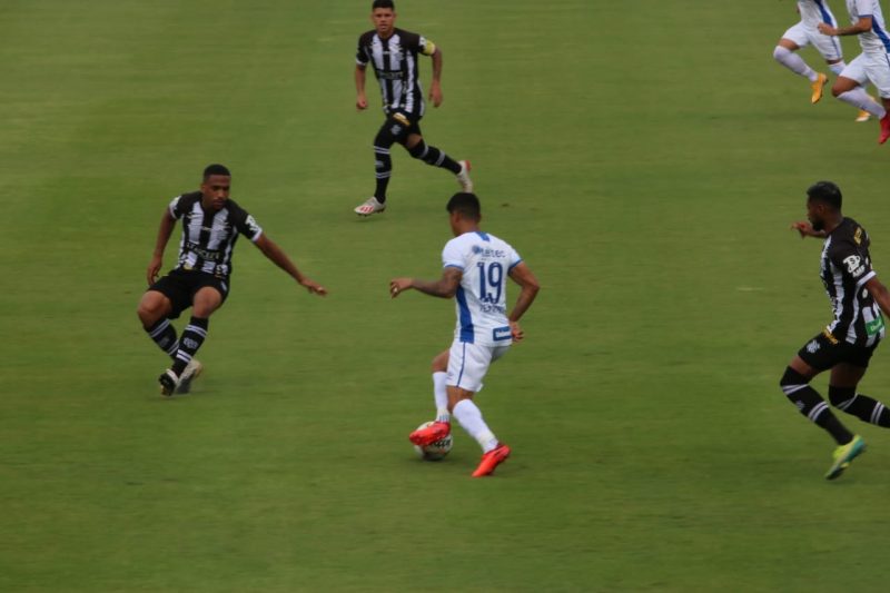 Surpresa na escala&ccedil;&atilde;o, Renatinho n&atilde;o foi bem atuando pelo lado esquerdo – Foto: Frederico Tadeu/Ava&iacute; F.C