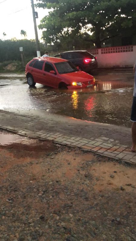 Em uma das ruas, um carro chegou a ficar preso no buraco causado pela chuva – Foto: Defesa Civil/Divulga&ccedil;&atilde;o