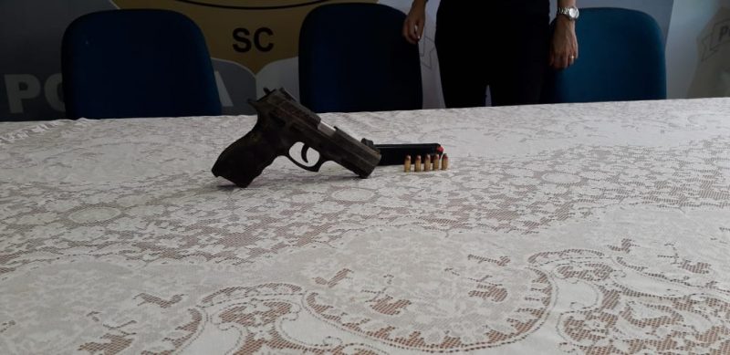 Arma utilizada no crime foi encontrada na mesma regi&atilde;o de mata que o suspeito se escondeu ap&oacute;s o crime – Foto: Dani Lando/NDTV