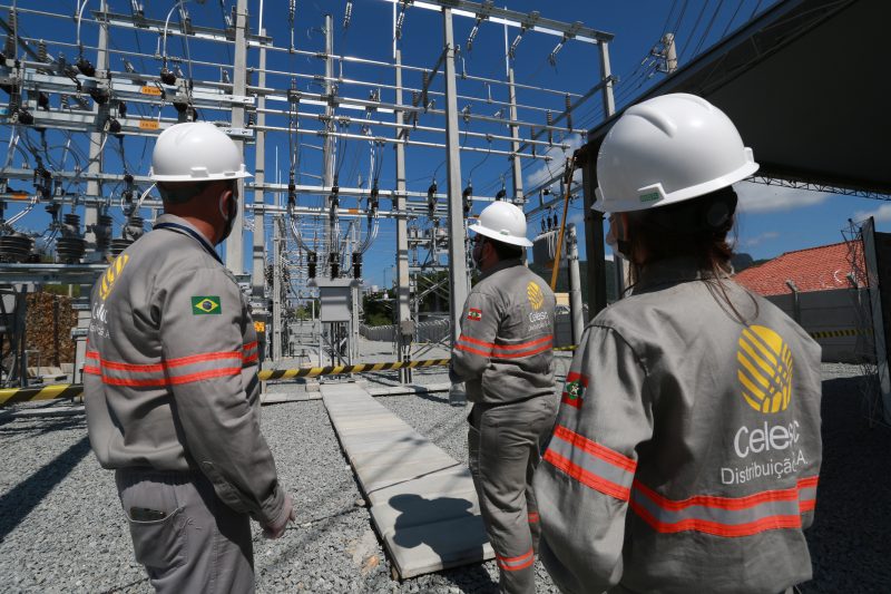 Trabalhadores da Celesc olham para obra de subestação