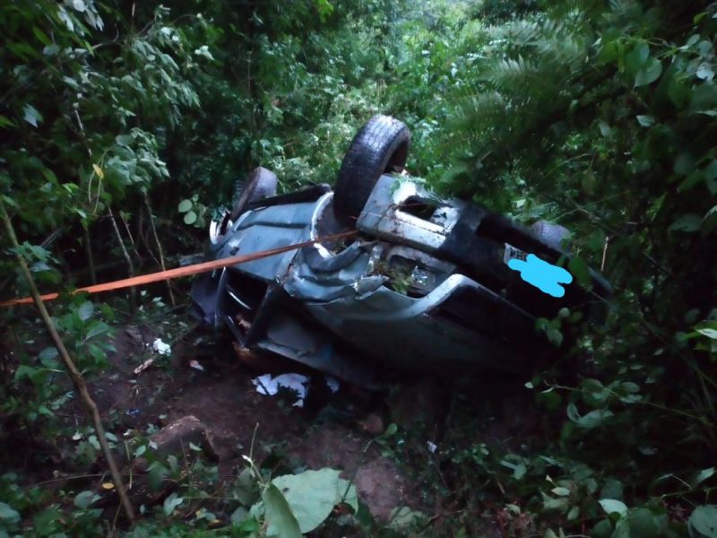 Carro caiu em uma ribanceira de aproximadamente 35 metros de profundidade &agrave;s margens da BR-470 em Pouso Redondo, no Alto Vale do Itaja&iacute; – Foto: Divulga&ccedil;&atilde;o/Corpo de Bombeiros
