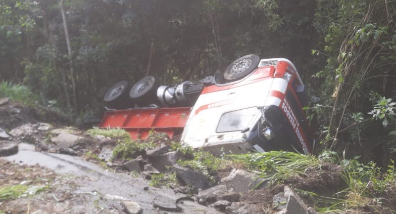 Carreta que transportava transformador capota na BR-470, em Apiúna – Foto: Divulgação