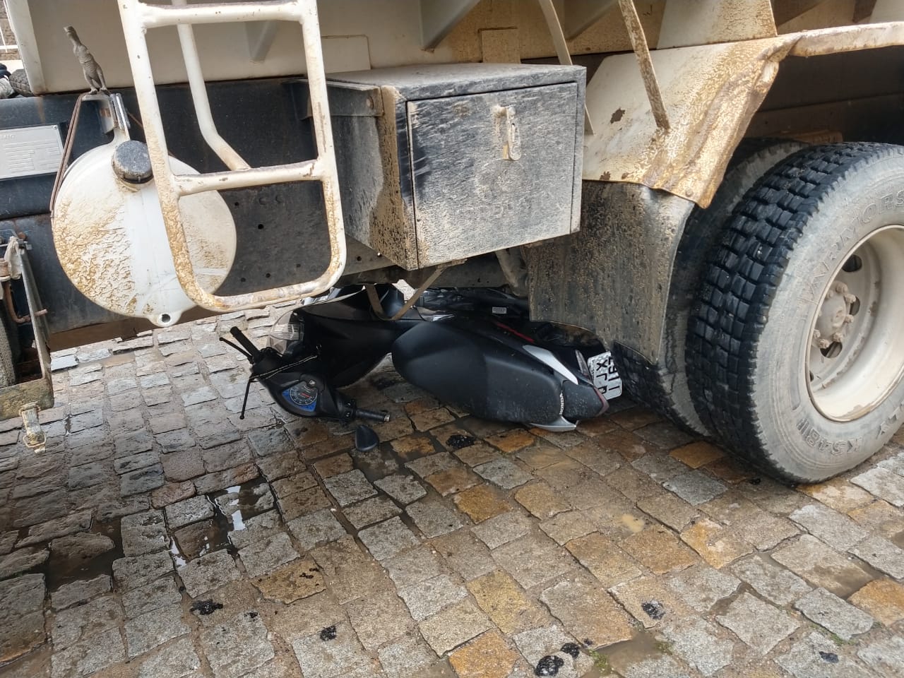 Acidente entre moto e caminhão deixa uma mulher morta em itajaí