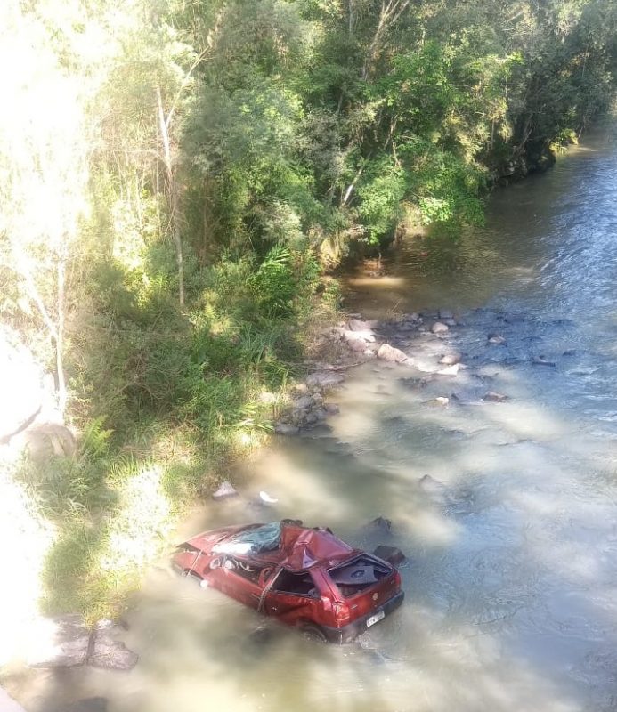 Jovem morre após carro cair em rio no município de Rio do Campo, no Alto Vale do Itajaí – Foto: Divulgação/Corpo de Bombeiros
