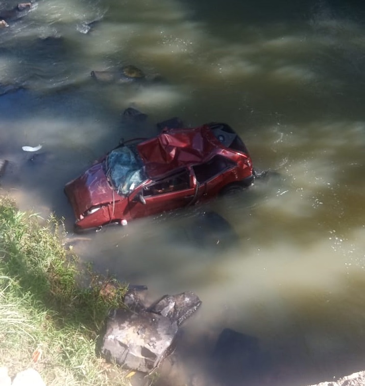 Jovem morre após carro cair em rio no município de Rio do Campo, no Alto Vale do Itajaí – Foto: Divulgação/Corpo de Bombeiros