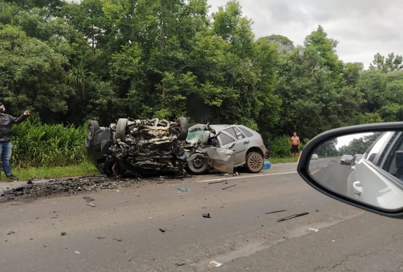Acidente envolvendo dois carros aconteceu na manhã deste domingo (20), em Três Barras e deixou seis mortos – Foto: Reprodução/Redes Sociais
