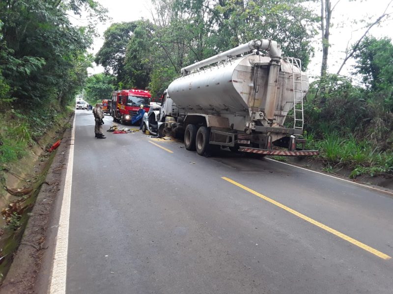Carro bateu de frente contra caminh&atilde;o na SC-155 – Foto: PMRv/Divulga&ccedil;&atilde;o/ND