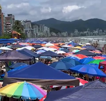Multid&otilde;es de moradores e turistas se aglomeravam na praia do bairro Meia Praia, em Itapema, no &uacute;ltimo ver&atilde;o – Foto: Reprodu&ccedil;&atilde;o/Arquivo/ND