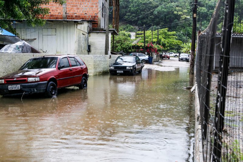 Na Servid&atilde;o Odete Maria Pereira, tamb&eacute;m no Rio Tavares, os moradores viram a &aacute;gua invadir a via p&uacute;blica – Foto: Anderson Coelho/Arquivo/ND