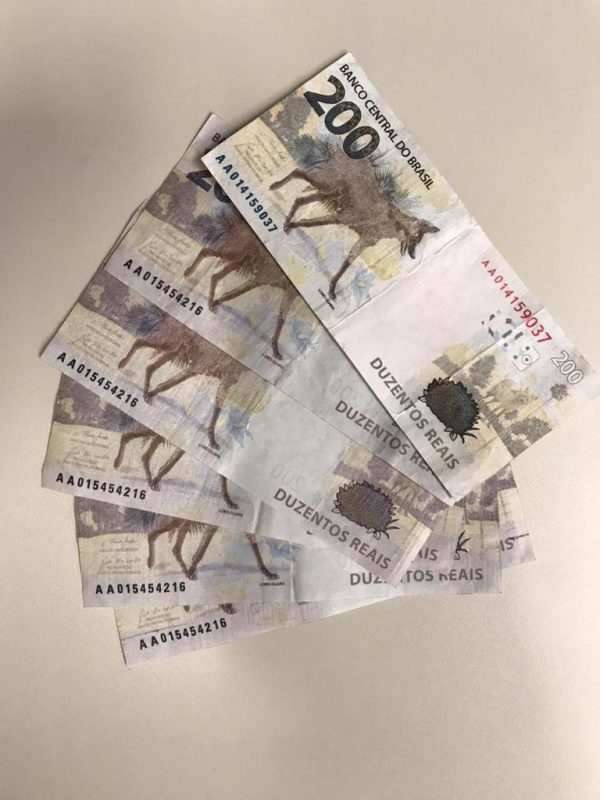 Entre as notas falsificadas, cinco eram de R$ 200. &#8211; Foto: Divulgação/PM Penha
