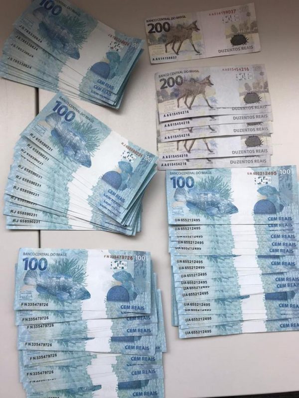 Mais de R$ 10 mil em cédulas falsas foram apreendidos. &#8211; Foto: Divulgação/PM Penha