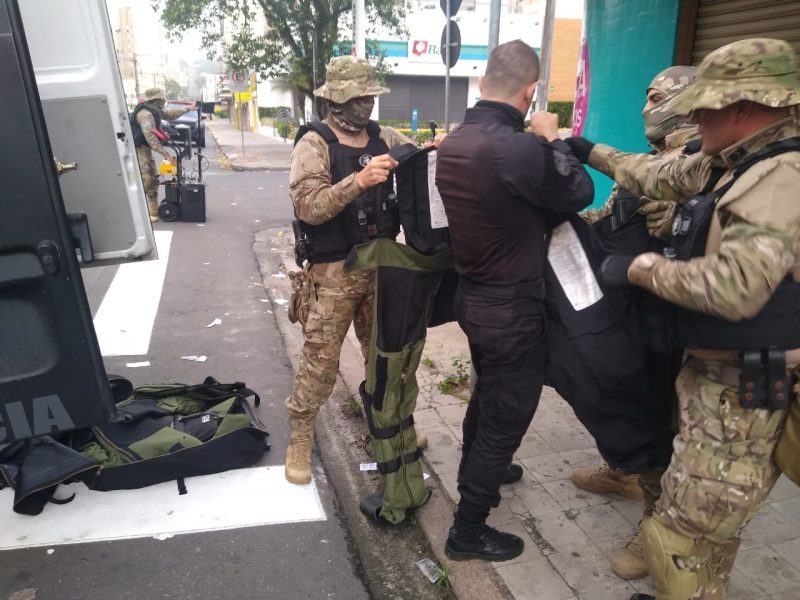 Ainda na manhã do dia 1º, quatro artefatos explosivos foram desativados pelo esquadrão de bombas do Cobra. Sendo três nas proximidades da praça do congresso e um na agência do Banco do Brasil no Centro da cidade de Criciúma. – Foto: Divulgação ND