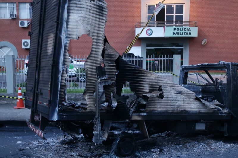Caminhão incendiado por criminosos