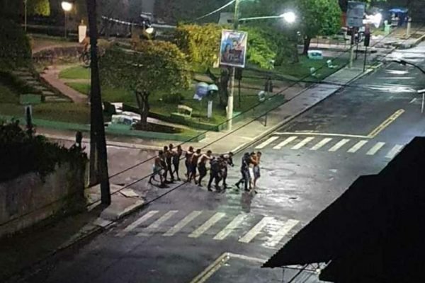 Os assaltantes trocaram tiros com a pol&iacute;cia e fizeram pelo menos 15 pessoas como ref&eacute;ns. – Foto: Reprodu&ccedil;&atilde;o/ND