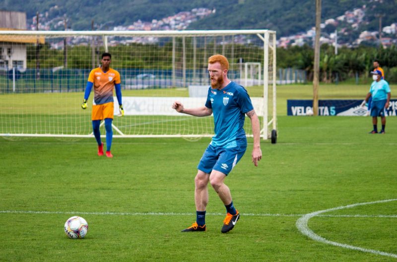 Volante Foguinho participa do primeiro treino com o restante da equipe