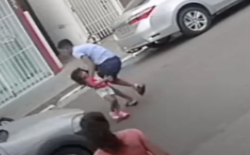 Menino salva irm&atilde; de atropelamento em cima da hora – Foto: Reprodu&ccedil;&atilde;o