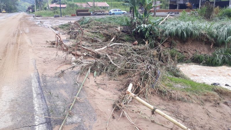 Desmoronamento do bordo da pista e lama em Aurora – Foto: PMRV/Divulgação/ND