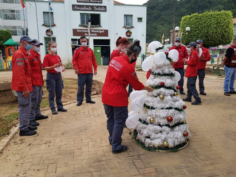 Bombeiros Volunt&aacute;rios de SC homenageiam v&iacute;timas das chuvas no Alto Vale do Itaja&iacute; com decora&ccedil;&atilde;o de Natal em Presidente Get&uacute;lio – Foto: Divulga&ccedil;&atilde;o/Bombeiros Volunt&aacute;rios de SC