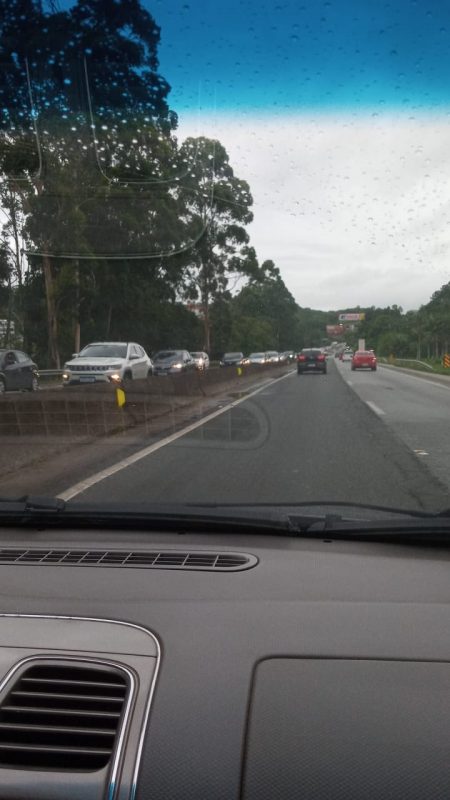 Em Itapema, sentido Norte da rodovia apresenta lentid&atilde;o. – Foto: Rosana Rita/ND