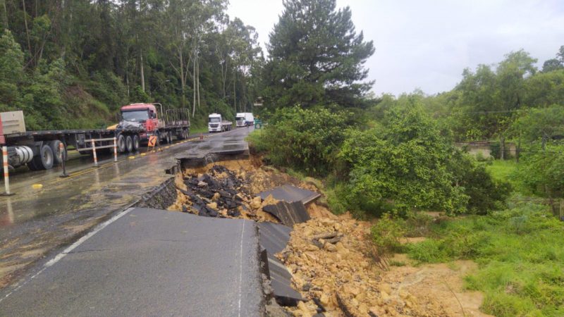 Trecho com desmoronamento, na BR-470, em Rio do Sul – Foto: PRF/Divulga&ccedil;&atilde;o/ND