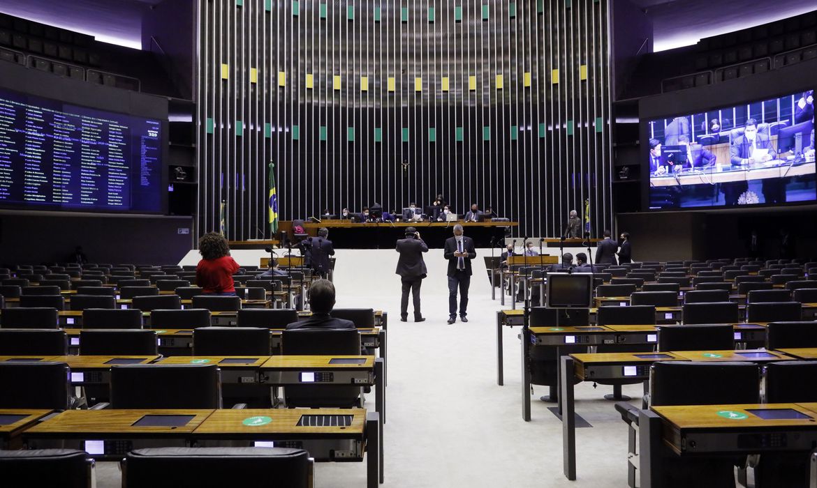 Fim dos descontos no INSS: plenário aprova urgência de texto que veda descontos automáticos.