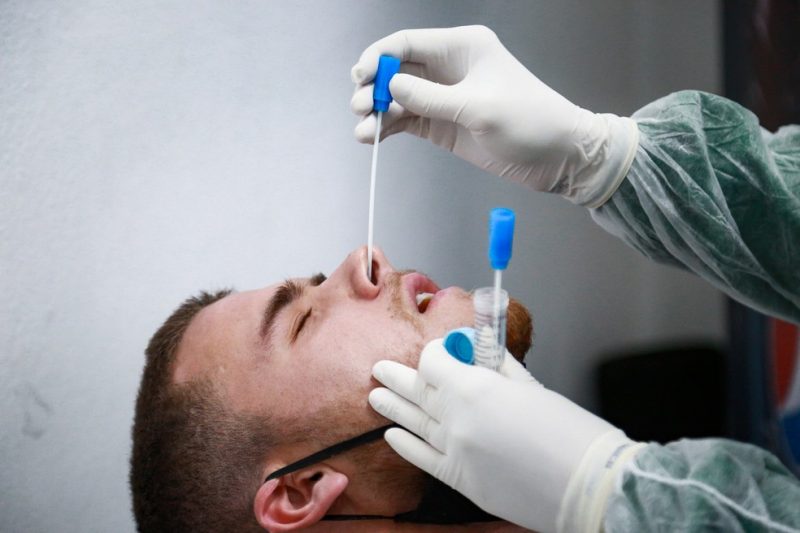 Segundo a Anvisa, a nova cepa pode não ser detectada por ensaios que utilizam exclusivamente o gene S como alvo – Foto: Márcio Cunha/ACF
