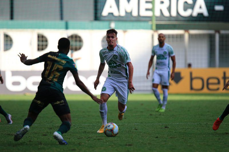 Jogando em casa e não querendo perder pontos, o América-MG voltou para a segunda etapa muito mais ligado e passou a pressionar bem mais. Os anfitriões conseguiram chegar ao empate rapidamente, aos nove minutos, com Felipe Azevedo. Porém, a equipe do técnico Lisca queria mais e seguiu com um volume ofensivo bem grande. – Foto: Marcio Cunha/Chapecoense/ND