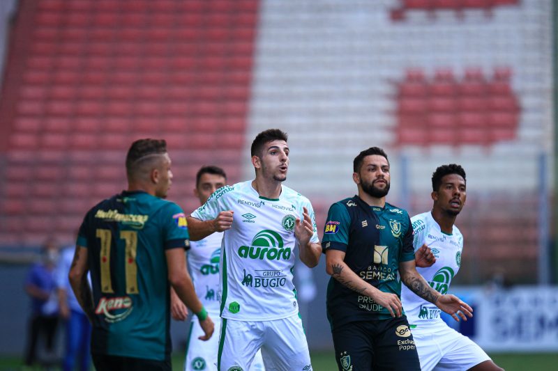 No entanto, apesar de atacar, o time mineiro não conseguia o gol da virada e os jogadores ficavam visivelmente mais nervosos. A Chape apostava nos contra-ataques e, a partir de um criado por um erro na saída de bola adversária, conseguiu passar à frente, mais uma vez, com Bruno Silva. A igualdade no marcador retornou apenas apenas aos 43 minutos, quando Anderson Jesus conseguiu empurrar a bola para o fundo da meta de João Ricardo. – Foto: Marcio Cunha/Chapecoense/ND