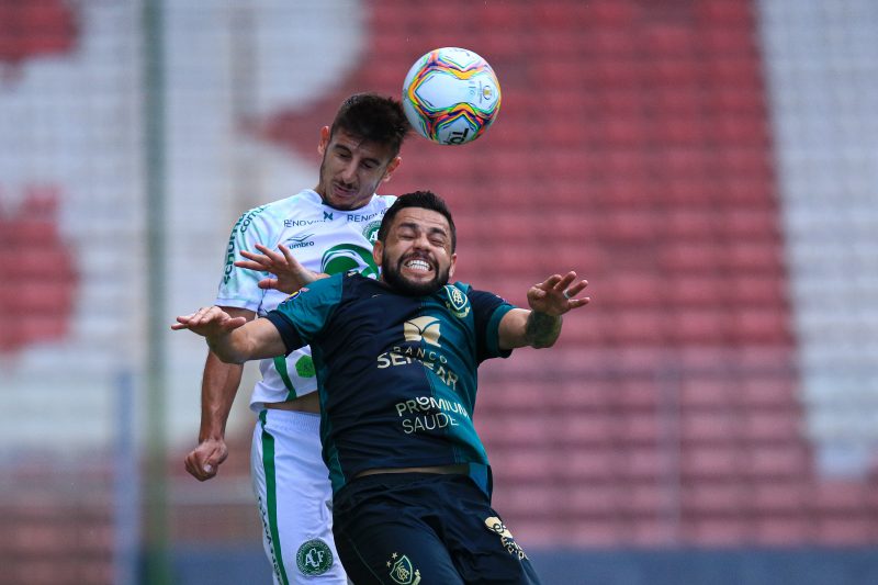 O Coelho continuou pressionando bastante, mas prevaleceu o empate. No último minuto, o América-MG até conseguiu chegar à virada, entretanto a arbitragem anulou por impedimento, que, na realidade, não existiu. A Série B não possui VAR. – Foto: Marcio Cunha/Chapecoense/ND