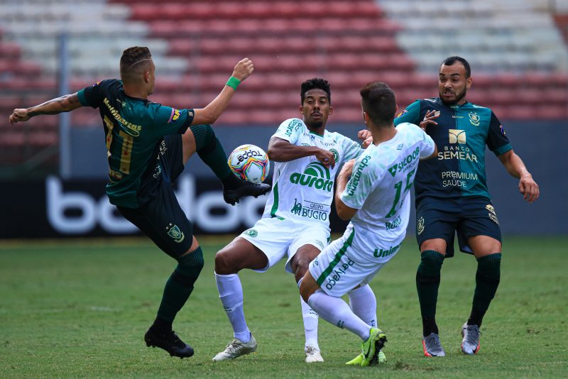 <span style="font-weight: 400;">O primeiro tempo foi de bastante equilíbrio entre as equipes. Ambos tentavam jogar e anular o adversário, resultando em um jogo bastante estudado e até relativamente truncado, com diversas faltas na faixa central do campo. A Chape conseguiu abrir o placar apenas aos 39 minutos, quando Alan Ruschel surpreendeu a zaga do Coelho e achou Aylon livre para balançar as redes.</span> – Foto: Marcio Cunha/Chapecoense/ND