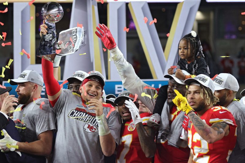 Liderados pelo quaterback Patrick Mahomes, o Kansas City Chiefs conquistou o título após 50 anos em uma virada fenomenal para cima do San Francisco 49ers. Aos 24 anos, o MVP reservou o show para o último quarto, quando o 49ers vencia por 20 a 10. A virada saiu das mãos do quaterback que conquistou seu primeiro anel no segundo ano como jogador profissional. O Chiefs não conquistava a NFL desde 1969 – Foto: Getty Images