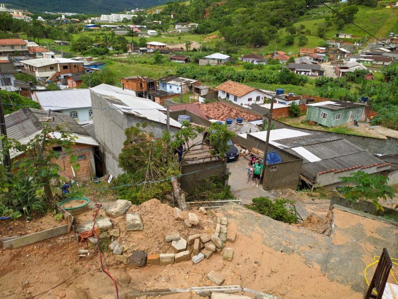 Deslizamento de terra no bairro São Sebastião. Vista de cima, aparecem várias casas
