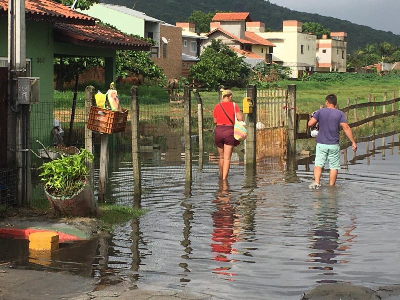 Moradores com dificuldades para ir e vir na servidão Abelardo Manoel dos Santos, no bairro Ingleses