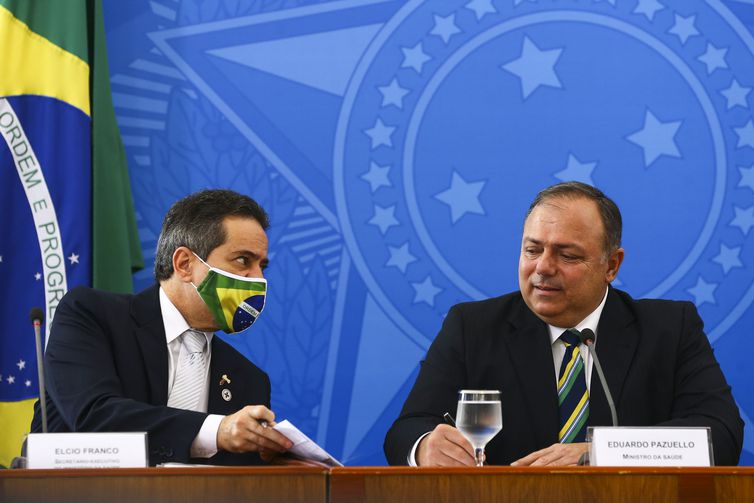 O secret&aacute;rio-executivo do Minist&eacute;rio da Sa&uacute;de, e o ministro da Sa&uacute;de, Eduardo Pazuello, durante entrevista coletiva ap&oacute;s an&uacute;ncio do Plano Nacional de Operaliza&ccedil;&atilde;o de Vacina&ccedil;&atilde;o contra a Covid-19. – Foto: Marcelo Camargo/Ag&ecirc;ncia Brasil/ND